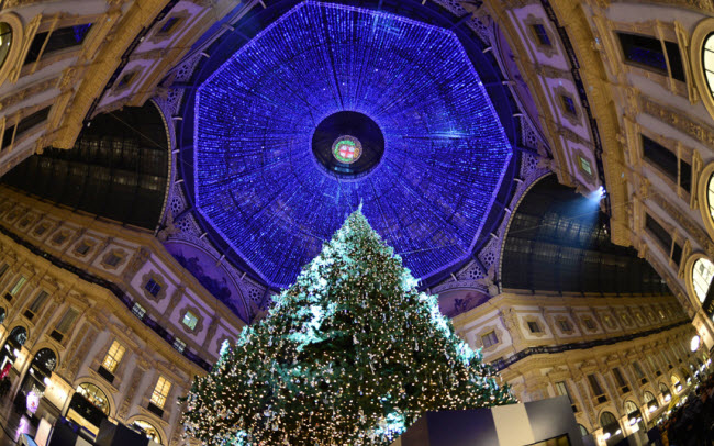 Mái vòm bằng kính được phủ ánh sáng xanh huyền ảo trong trung tâm mua sắm Galleria Vittorio Emanuele II ở Milan, Italia.