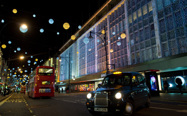 Khu phố mua sắm Oxford Street ở London cũng trở nên lộng lẫy hơn trong dịp lễ Giáng sinh.