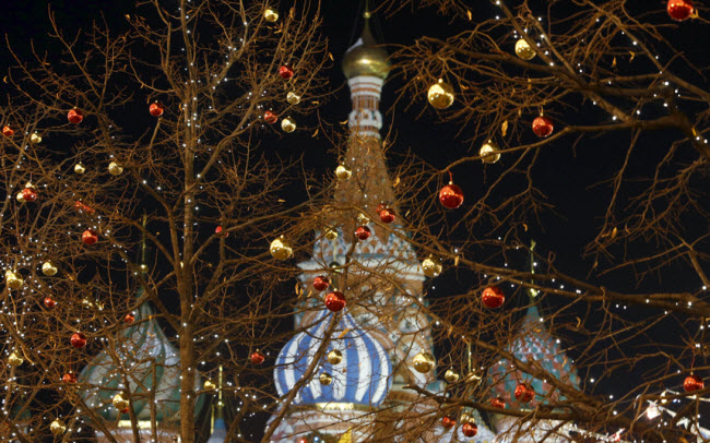 Hàng cây rụng hết là được trang trí theo chủ đề&nbsp;Giáng sinh tại Quảng trưởng Đỏ ở Moscow, Nga.