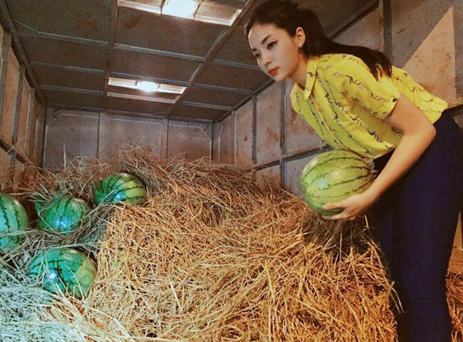 Hình ảnh Kỳ Duyên ủng hộ bà con nông dân&nbsp;bằng cách mua dưa hấu cũng bị nhận xét đậm chất &#34;làm màu&#34;.&nbsp;
