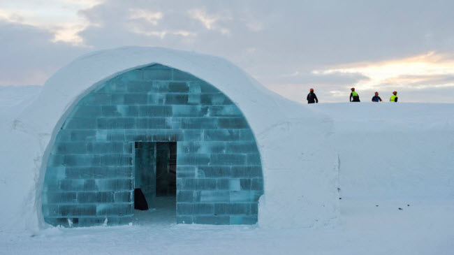 Ice Hotel là khách sạn đầu tiên và lớn nhất trên thế giới được xây dựng nên bởi băng tuyết tại Jukkasjärvi, một ngôi làng nhỏ ở miền bắc Thụy Điển.
