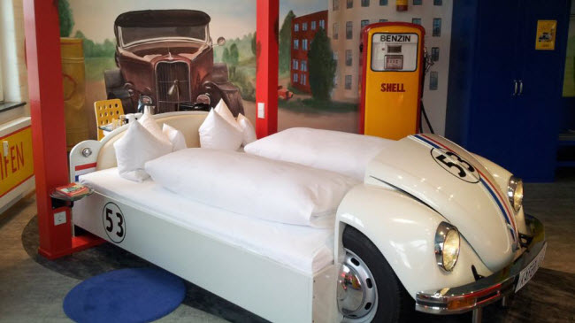 Khách sạn V8 là một thiên đường cho những người đam mê xế hộp, nó tọa lạc tại một trung tâm xe hơi quốc tế ở Stuttgart, Đức.