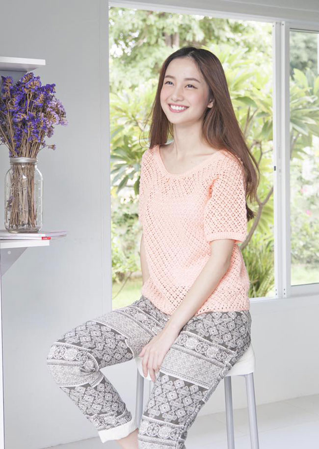 Cô nàng được gọi là hot girl đa năng khi thường xuyên tham gia quay MV quảng cáo và các dự án phim ảnh ở cả&nbsp;Việt Nam và Thái Lan.