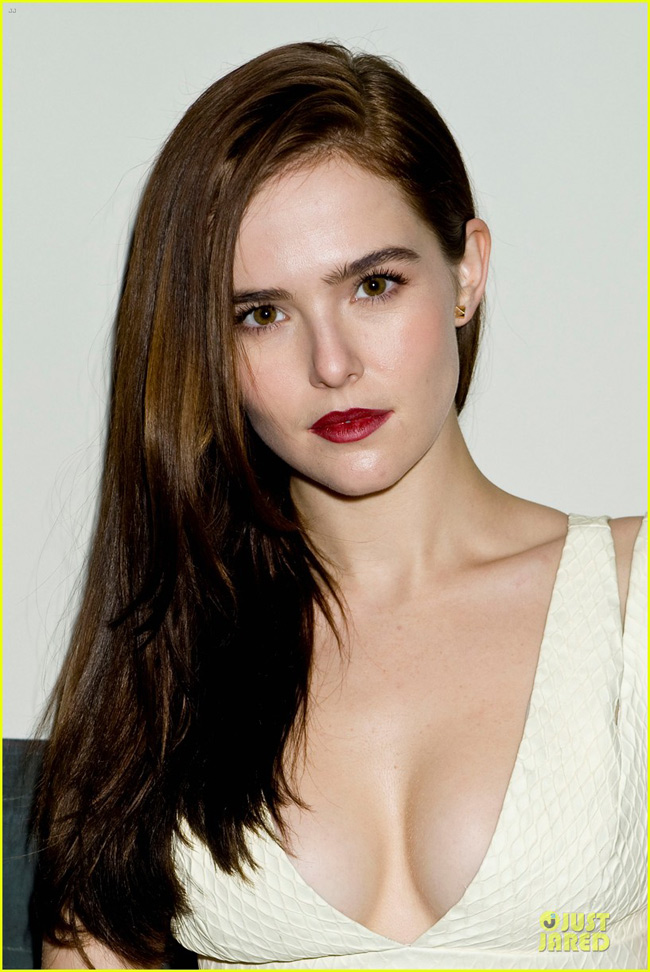 Nữ diễn viên xinh đẹp Zoey Deutch cũng được đánh giá là một trong những hình mẫu của phái đẹp, từ các trang điểm hoàn hảo tới các kiểu tóc điệu đà mà cô thử nghiệm.&nbsp;
