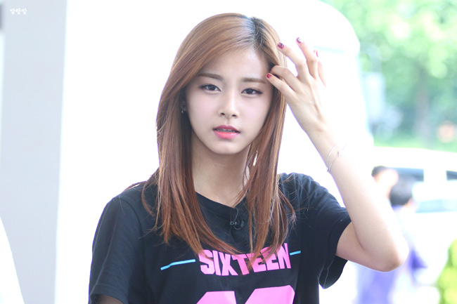 &#34;Tân binh&#34; Tzuyu của nhóm nhạc Twice được đánh giá ở vị trí 13. Cô có làn da trắng mịn và vòng eo săn chắc nhờ chăm tập gym và khiêu vũ.&nbsp;