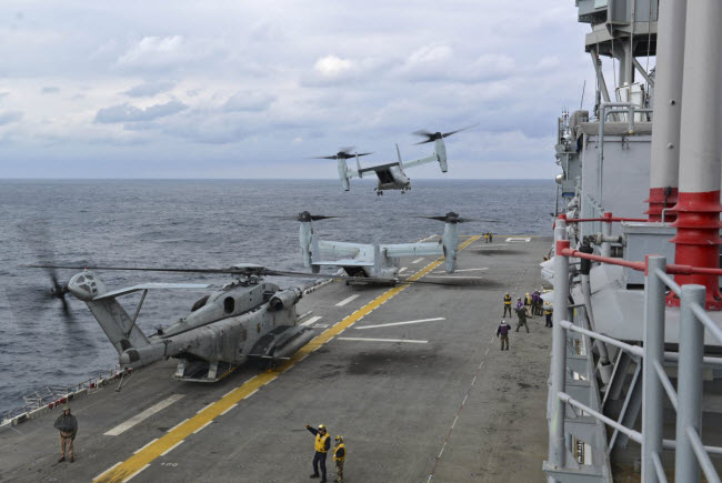 Máy bay trực thăng MV-22 Osprey cất cánh từ tàu tấn công lưỡng cư USS Bonhomme Richard.