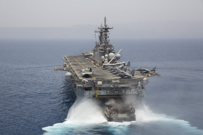 Tàu đệm khí trở lại tàu sân bay USS Kearsarge sau khi hoàn thành sứ mệnh tại vịnh Aden.