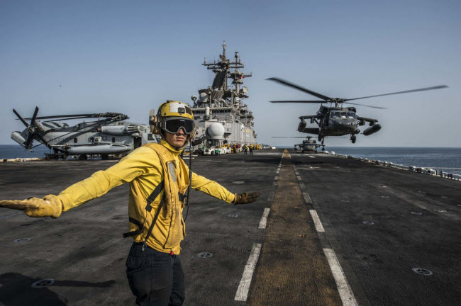 Các máy bay trực thăng lần lượt cất cánh khỏi tàu sân bay USS Essex.