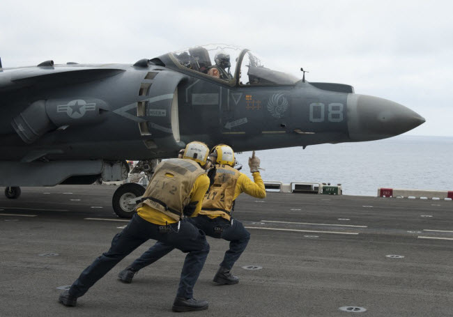 Máy bay phản lực lên thẳng Harrier cất cánh khỏi tàu sân bay USS Makin Island.