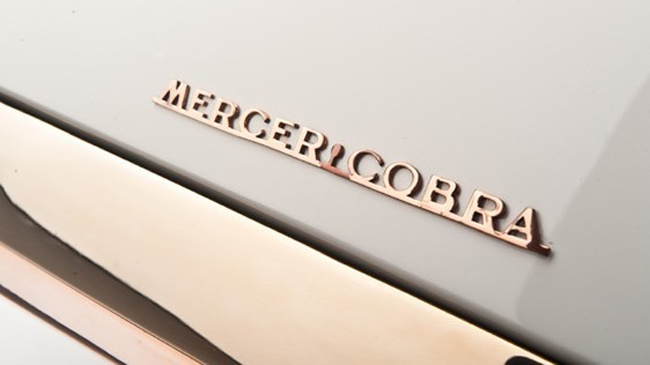 logo Mercer-Cobra cũng bằng đồng