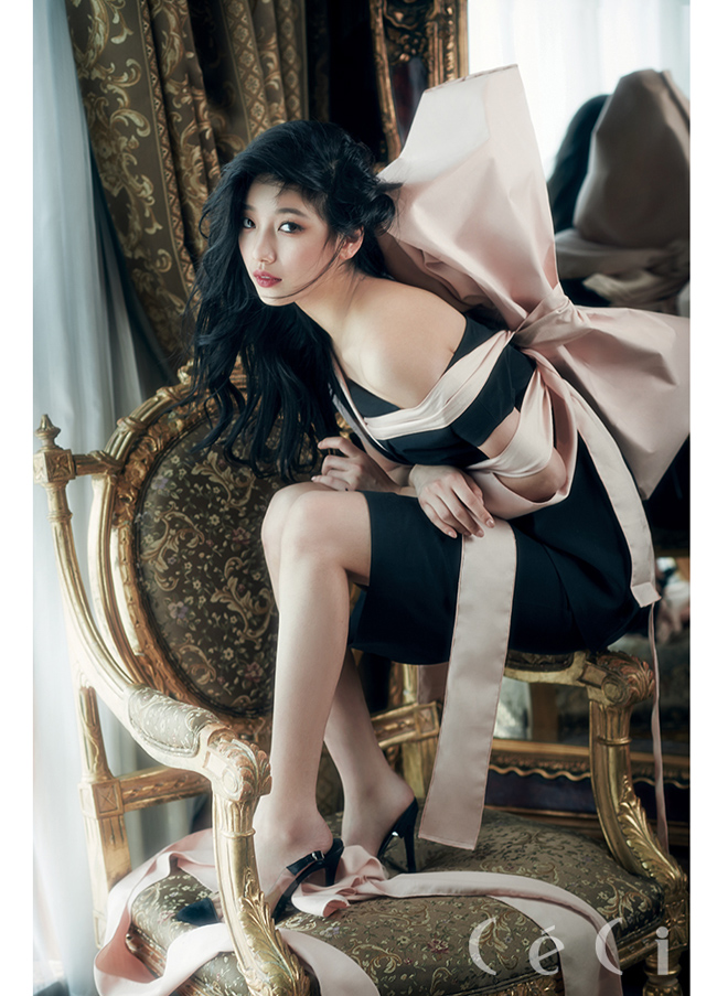 Sau khi làm sạch mặt với dầu tẩy trang, Suzy tiếp tục dùng sữa rửa mặt dạng bọt để làm sạch sâu. Cuối cùng Suzy sẽ mất tới 4 phút để rửa lại mặt bằng nước ấm.