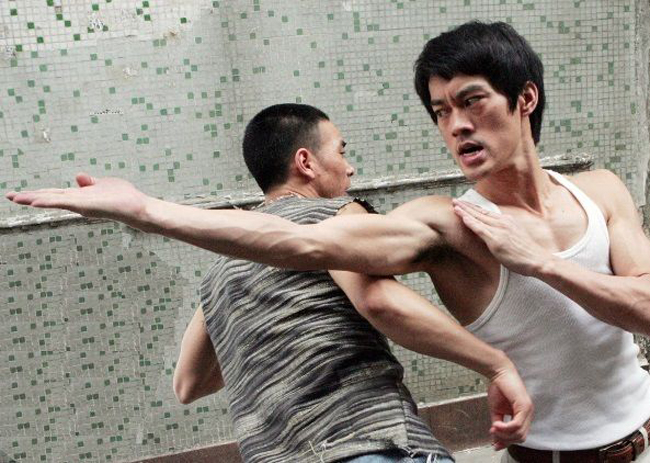 Ít người biết rằng, người đóng vai tay trùm xã hội đen trong bộ phim Tuyệt đỉnh Kung-fu của Châu Tinh Trì lại chính là diễn viên vào vai Lý Tiểu Long xuất sắc nhất. Tên của nam diễn viên này là Trần Quốc Khôn.