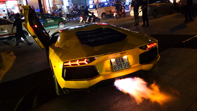 Chiếc Aventador màu vàng nổi bật cùng biển tứ quý 9 đang “khạc lửa&#34;.