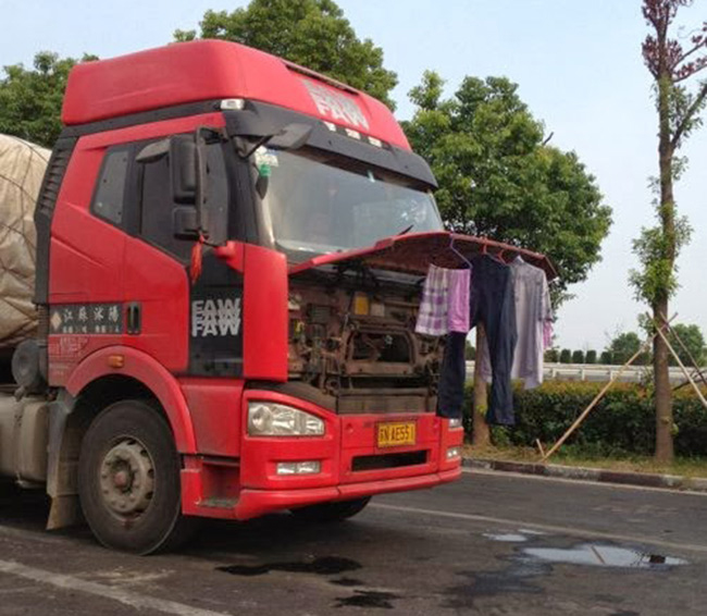 Đi về đến nhà quần áo khô là vừa đẹp mà.