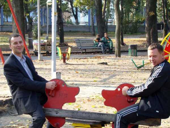 Chú có nhớ cái &#34;bập bênh&#34; này không, ngày xưa anh em mình chơi đấy.