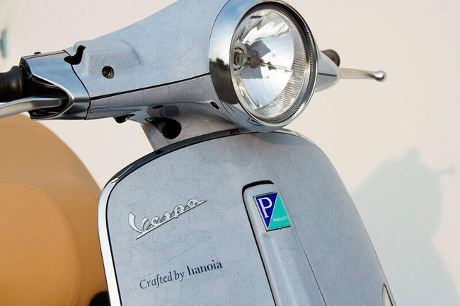 Được biết, chiếc Vespa Primavera ABS phiên bản cẩn trứng đặc biệt là tác phẩm của các nghệ nhân tại Hanoia.