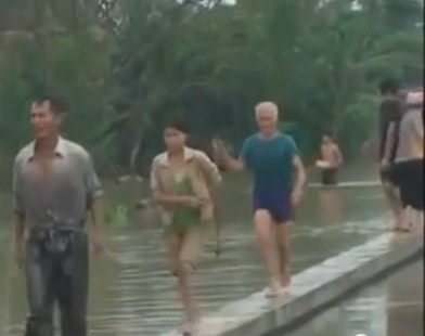 Nghẹn ngào với clip miền Trung chìm trong lũ - 7