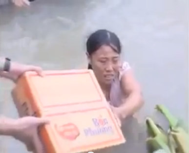 Nghẹn ngào với clip miền Trung chìm trong lũ - 5