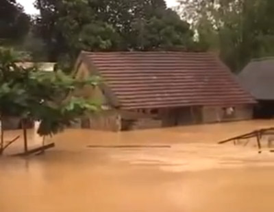 Nghẹn ngào với clip miền Trung chìm trong lũ - 3