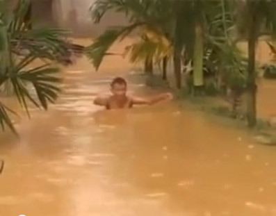 Nghẹn ngào với clip miền Trung chìm trong lũ - 2