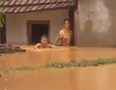 Nghẹn ngào với clip miền Trung chìm trong lũ - 1