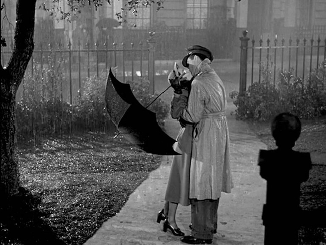 Nụ hôn dưới mưa kinh điển của nàng Myra &#40;Vivien Leigh&#41; và Roy &#40;Robert Taylor&#41; trong Waterloo Bridge &#40;1940&#41; trở thành cảm hứng cho nhiều tác phẩm điện ảnh sau này.