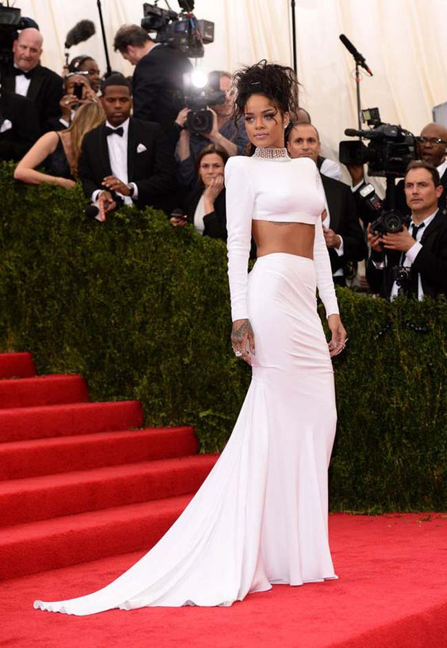 &nbsp;Rihanna đột phá tại Met Gala năm 2015 với thiết kế áo crop top và chân váy màu trắng khác hẳn những ngôi sao khác.