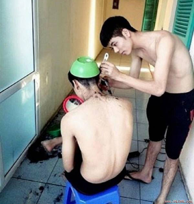 Tạo mẫu tóc theo đúng kiểu của sinh viên.