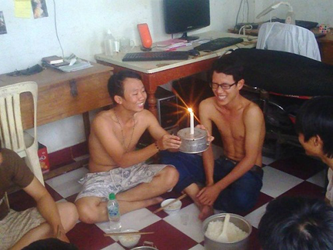 Chiếc bánh sinh nhật mang đậm chất sinh viên.