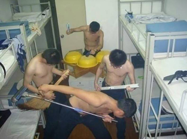 Rảnh rỗi lại cùng nhau tổ chức biểu diễn văn nghệ.