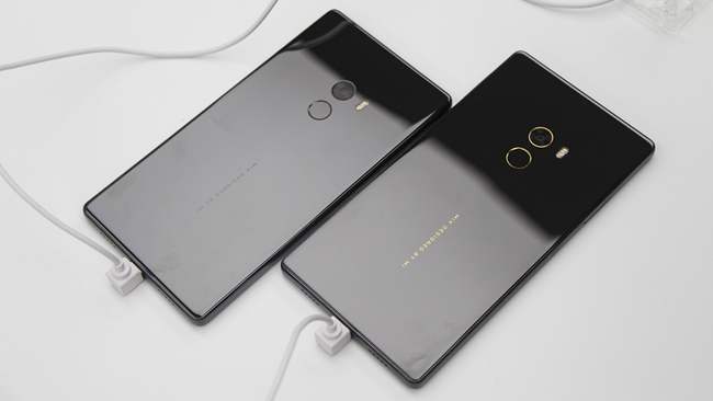 Xiaomi Mi Mix sử dụng bộ vỏ làm bằng gốm 3D, tương tự như phiên bản đặc biệt của chiếc Xiaomi Mi 5 trước đây.