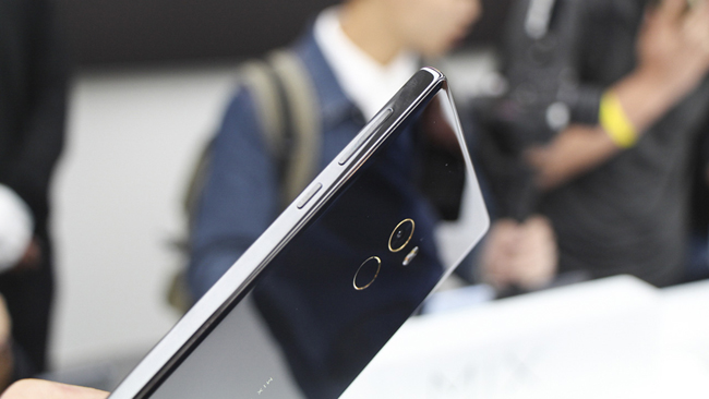 Một chi tiết thiết kế khá thú vị khác là cảm biến và tai nghe thoại của Xiaomi Mi Mix sử dụng một công nghệ cảm biến điện áp để thay thế với lỗ loa tai nghe truyền thống. Cảm biến tiệm cận hồng ngoại cũng được thay thế bằng một cảm biến siêu âm.