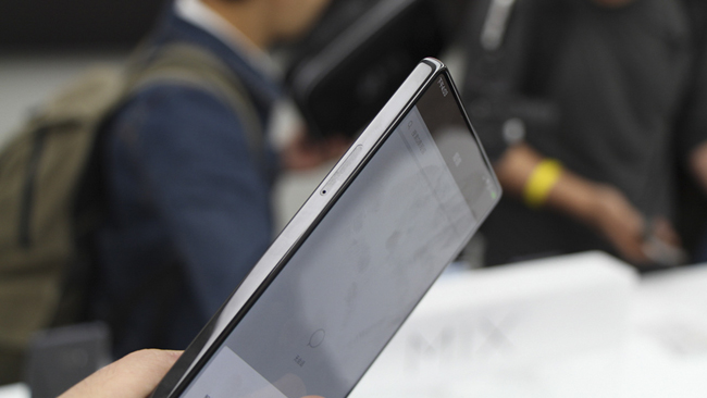 Cung cấp sức mạnh cho Xiaomi Mi Mix chạy vi xử lý Snapdragon 821, bộ nhớ RAM 4GB đi kèm ROM 128GB, và RAM 6GB đi kèm ROM 256GB.