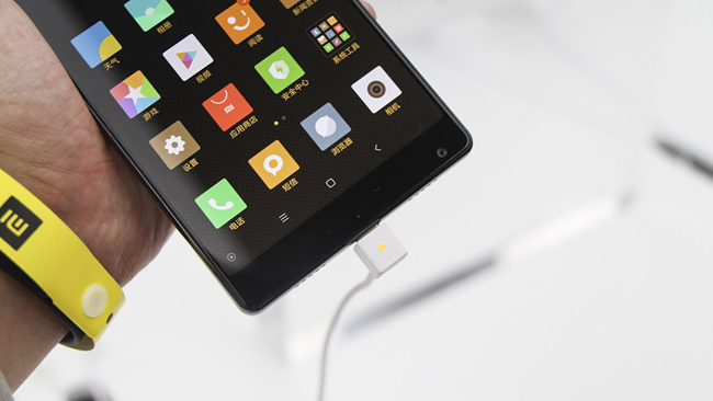 Máy có bộ xử lý âm thanh HD &#40;192KHz/25bit&#41; và viên pin dung lượng 4400mAh.