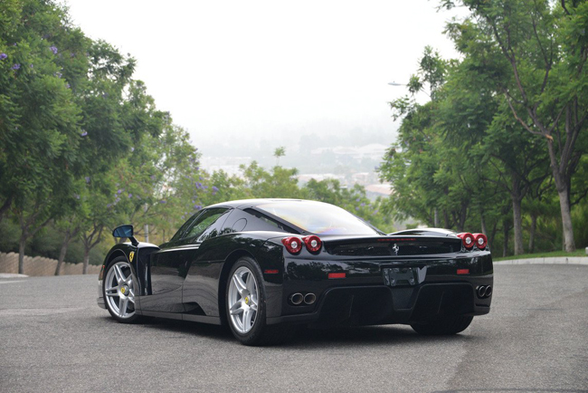 Đây là một trong số 400 chiếc Ferrari Enzo được sản xuất trên toàn thế giới. Phiên bản màu đen này có tuổi đời lên tới 13 năm, và số quãng đường mà công tơ mét ghi lại là 21.063 km.