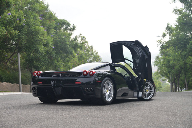 Sau 13 năm, giờ đây số lượng những chiếc Ferrari Enzo còn lại rất ít, đây là một trong những lý do để chủ nhân chiếc xe đẩy giá nó đắt gấp 3 lần so với giá của nhà sản xuất.