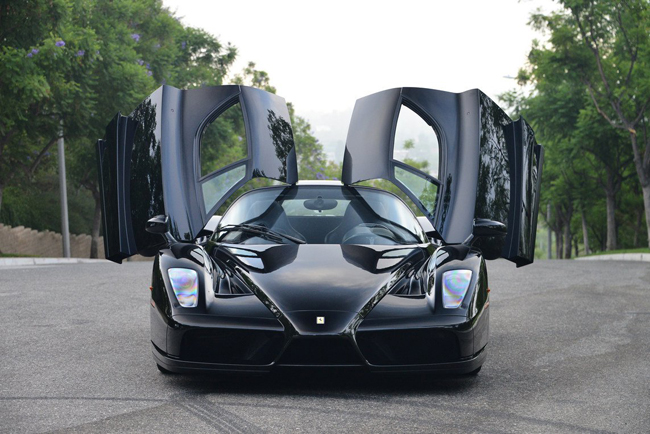 Là một siêu xe hiếm và cực kỳ nổi tiếng, Ferrari Enzo liên tục tăng giá trong vài năm trở lại đây. Điểm nhấn nổi bật nhất của Ferrari Enzo nằm ở hệ dẫn động cực mạnh mẽ. Ngay từ ngày đầu ra mắt, Ferrari Enzo đã gây ấn tượng với khả năng vận hành mạnh mẽ. Sức mạnh đó bắt nguồn từ khối động cơ V12, dung tích 6.0 lít. Động cơ kết hợp với hộp số bán tự động 6 cấp và hệ dẫn động cầu sau.