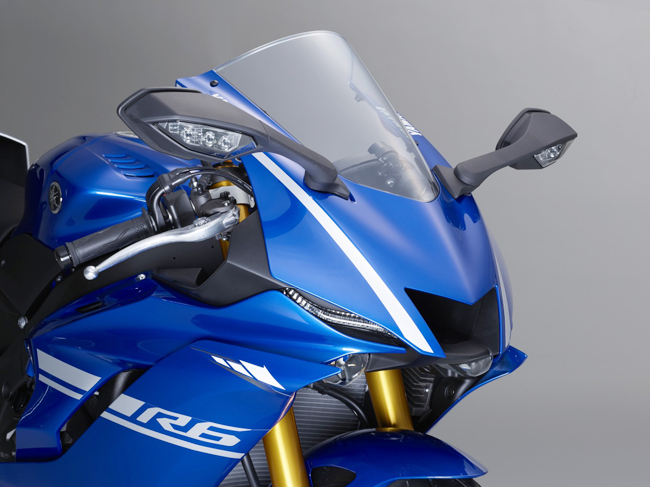 Trong khi đó, hốc gió nằm chính giữa đầu xe lại tương tự siêu mô tô đua Yamaha M1 trong giải MotoGP.