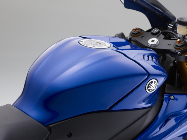 Bình xăng&nbsp;Yamaha YZF-R6 2017 được làm bằng nhôm và có thiết kế khác biệt, nhẹ hơn 1,2 kg so với trước. Trong khi đó, trọng lượng tổng thể của xe là 190 kg.