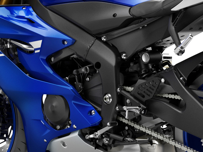 Khung nhôm Deltabox trên R6 vẫn không thay đổi, dù đã xuất hiện suốt 8 năm qua. Yamaha mới chỉ kết hợp thêm vào đó một khung phụ hẹp hơn và nhẹ nhơn nhờ sử dụng chất magiê.