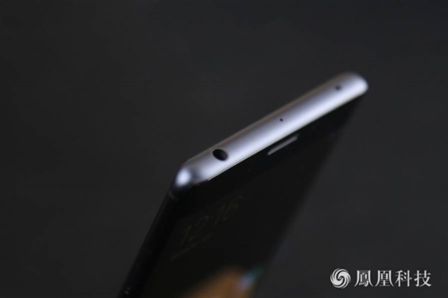 Xiaomi Mi Note 2 chạy sẵn Android 6.0 kèm giao diện MIUI 8, hy vọng MIUI 9 trên nền Android 7.0 sẽ sớm được cập nhật.