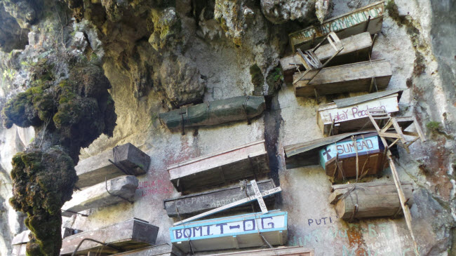 Bãi quan tài treo Sagada ở Philippines là nơi lưu giữ hài cốt của các thành viên thuộc bộ tộc Igorot. Họ cho rằng cách mai táng này giúp họ gần gũi với tổ tiên hơn.