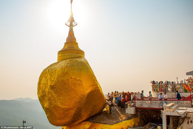 Chùa Kyaiktiyo ở bang Mon, Myanmar, là điểm hành hương phổ biến của những người theo đạo Phật. Nơi đây có một ngôi chùa nhỏ được xây dựng trên tảng đá khổng lồ chìa ra ngoài vách núi.