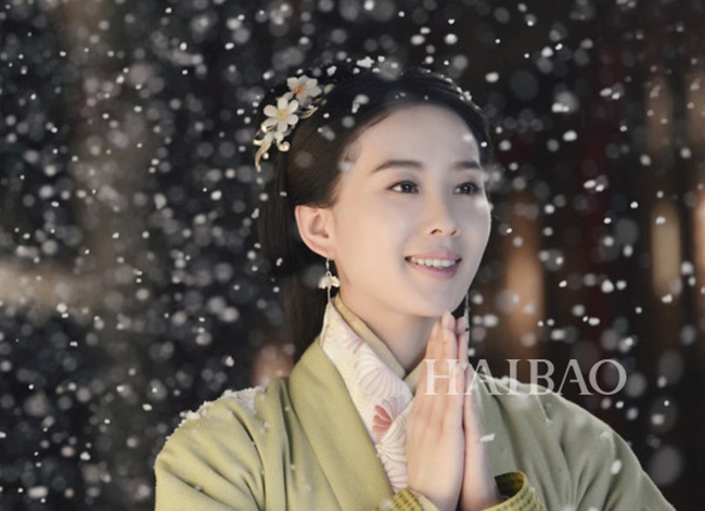 Lưu Thi Thi cũng có nhiều cảnh quay đẹp và &#34;na ná&#34; Lưu Diệc Phi. Dự án mới nhất của bà xã Ngô Kỳ Long là Túy linh lung đang trở thành đề tài xôn xao mạng xã hội.