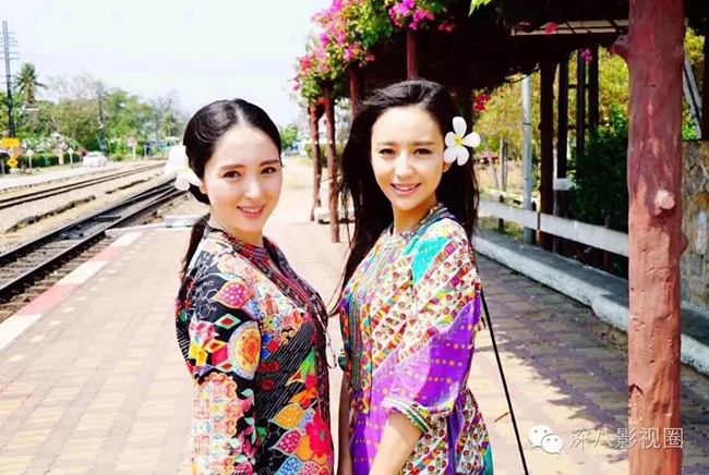 Đổng Tuyền &#40;trái&#41; và Đồng Lệ Á &#40;phải&#41; được mệnh danh là cặp &#34;song sinh xinh đẹp nhất&#34; trong làng giải trí Hoa ngữ. Ngoài đời, cả hai rất thân thiết và thường xuyên đi du lịch cùng nhau.