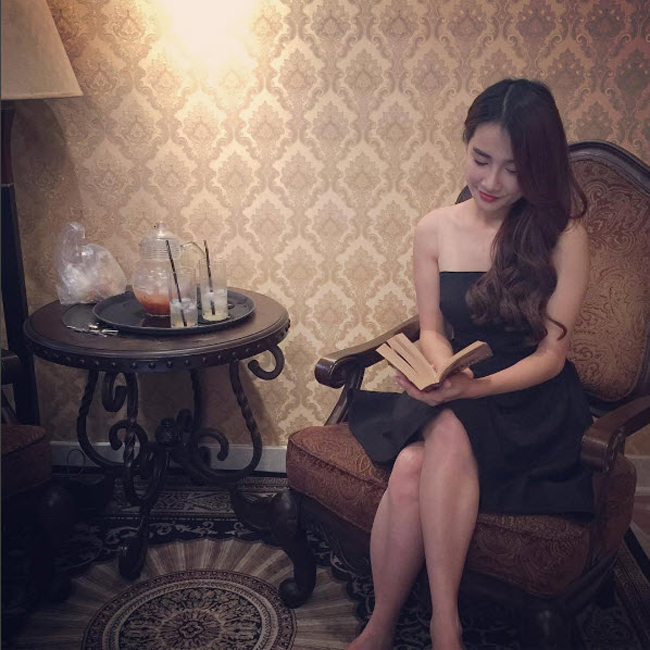 Nhã Phương cũng ngày càng tự tin hơn với nhan sắc của mình. Cô thoải mái diện các bộ đầm quây, khoe vòng một hay những trang phục cắt xẻ.