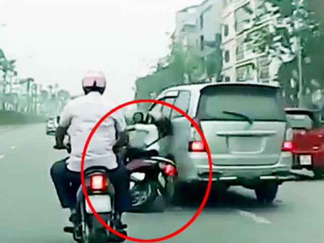 Clip: Ô tô húc văng cô gái đi xe máy rồi bỏ chạy gây phẫn nộ