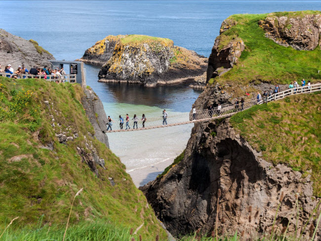 Hãy đặt vé máy bay đến thành phố Dublin và tới thẳng một quán bar truyền thống của Ireland để nâng cốc chào mừng cuộc sống chung của hai người. Trong thời gian ở đây, du khách có thể trải nghiệm các điểm du lịch văn hóa, âm nhạc và lễ hội bia. Đất nước này nổi tiếng với phong cảnh đồng quê tuyệt đẹp và nhiều lâu đài cổ.