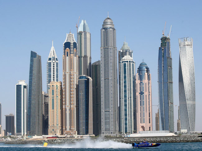 Tại thành phố Dubai, du khách có thể cùng người bạn đời mới trải nghiệm cuộc sống ban đêm sôi động, mua sắm và khám phá những công trình kiến trúc siêu hiện đại. Nơi đây có nhiều khách sạn và nhà hàng để bạn lựa chọn.