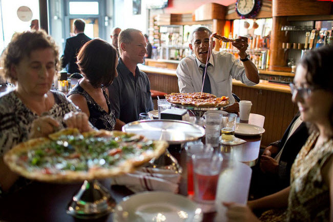 Tổng thống Obama ăn tối cùng những người viết thư cho ông tại cửa hàng Wazee Supper tại Denver, bang Colorado.
